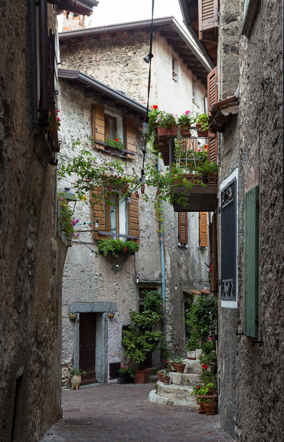 views-houses-streets-small-town-tremosine-italy